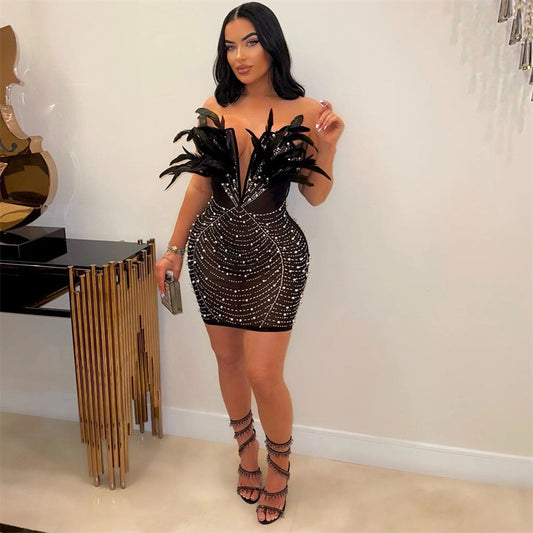 Glittrande bodycon miniklänning med fjäderdekor och string