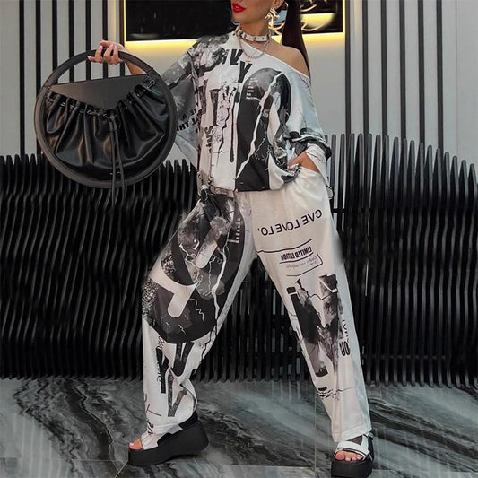 Moderiktigt tvådelat set för damer bestående av topp och byxor