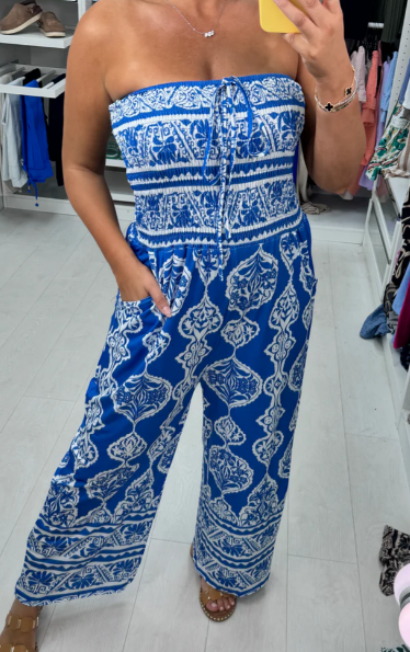 Resort Style Jumpsuit med tryck och resår vid bröstet