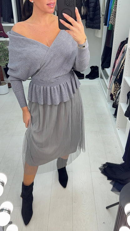 Plisserad nätkjol i stickad klänning