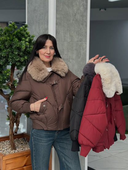 Kort puffjacka för damer med krage i fuskpäls