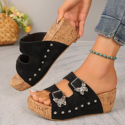👡 50 % RABATT! 🌸 Ortopediska sandaler med kilklack – fotvalvsstöd, komfort hela dagen och perfekta för en aktiv livsstil 👣