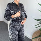 Tvådelat set med leopardtryck för dammode   - Jacka med hel dragkedja och matchande byxor med vida ben