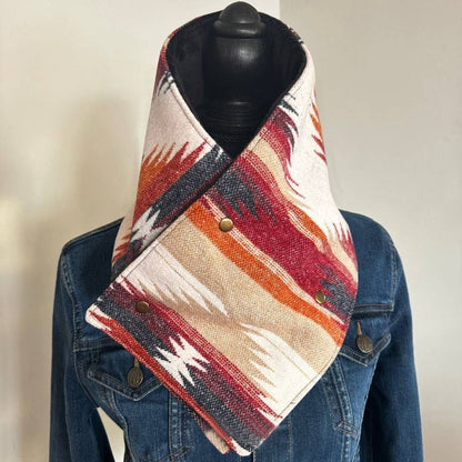 Tryckt halsvärmare för damer med knapp