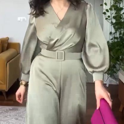 V-ringad jumpsuit med bälte och vida ben för kvinnor