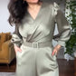 V-ringad jumpsuit med bälte och vida ben för kvinnor