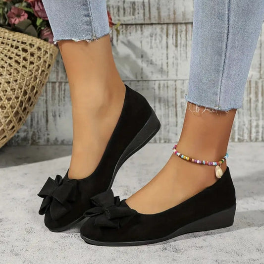 Loafers med kilklack och dekor av rosettknut