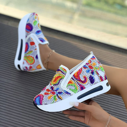 Blommigt mönstrade sneakers i broderad mesh