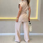 Elegant set med ärmlös blus och löst sittande byxor med hög midja