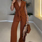 Elegant set med ärmlös blus och löst sittande byxor med hög midja