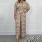Elegant V-ringad jumpsuit med tryck och vida ben för kvinnor