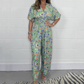 Elegant V-ringad jumpsuit med tryck och vida ben för kvinnor