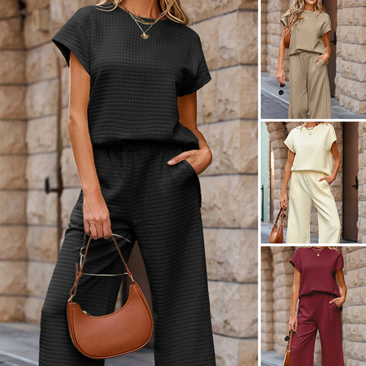 Avslappnat 2-delat damset med stickad topp och vida byxor