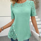 Blommig topp med spets och korta ärmar