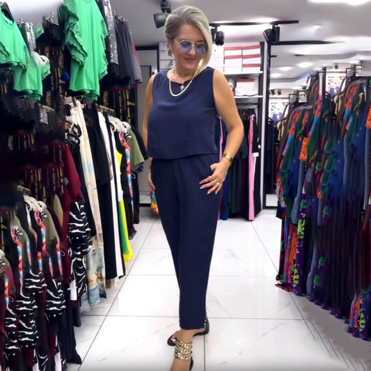 Tvådelat set med ärmlös topp och byxor i enfärgad modell för kvinnor