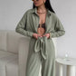 Elegant feminint set bestående av skjorta och byxor