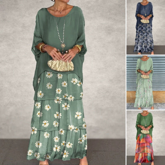 Elegant klänning med rund halsringning, nätmaterial och blommönster i flera lager