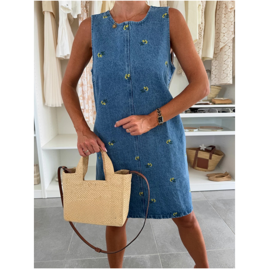 Denimklänning med broderade blommor och utan ärmar