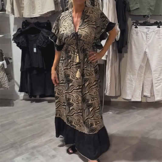 V-ringad maxiklänning med tryck och volanger