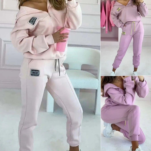Ett modernt tvådelat set med hoodie-tröja och byxor med dragsko