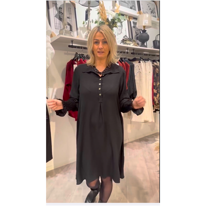 Svart skjortklänning med volangförsedda ärmslut