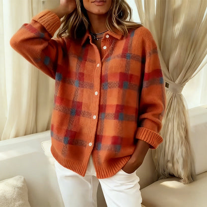 Mjuk stickad tröja med knappar och rutmönster för damer