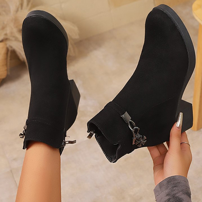 Ortopediska damstövletter med dragkedja och tjock häl i mockaeffekt