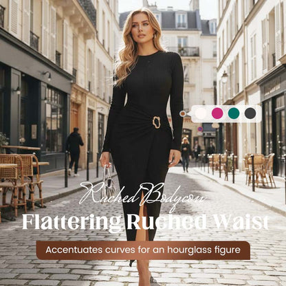 Långärmad, rynkad, figurnära maxiklänning med slits