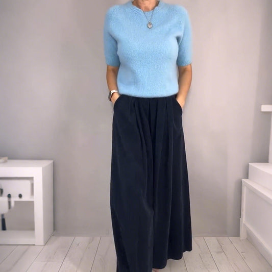Komfortabel chic: Stickad topp och lösa byxor med vida ben