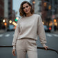 Bekvämt set med sweatshirt och byxor med rund hals