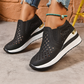 Slip-on-sneakers med kilklack för damer och utskuren design