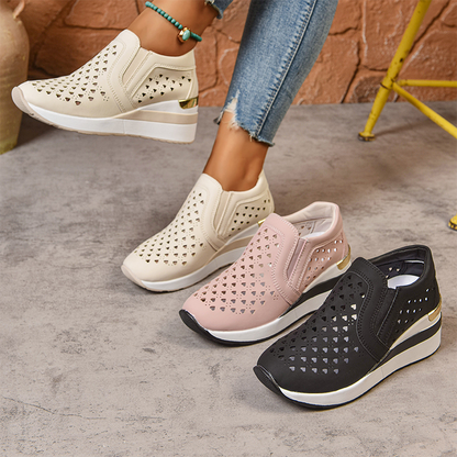 Slip-on-sneakers med kilklack för damer och utskuren design