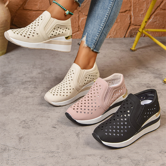 Slip-on-sneakers med kilklack för damer och utskuren design