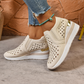 Slip-on-sneakers med kilklack för damer och utskuren design