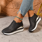 Slip-on-sneakers med kilklack för damer och utskuren design