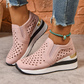 Slip-on-sneakers med kilklack för damer och utskuren design