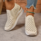 Slip-on-sneakers med kilklack för damer och utskuren design