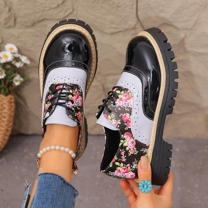 Damskor i brogue-stil med blommönster och platåsula