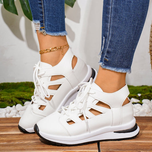 Andningsbara sneakers med snörning och utskärningar