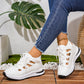 Andningsbara sneakers med snörning och utskärningar