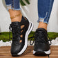 Andningsbara sneakers med snörning och utskärningar