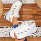 Andningsbara sneakers med snörning och utskärningar