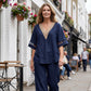 Set med elegant topp med V-ringning och byxor med vida ben