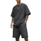 En avslappnad outfit med T-shirt och shorts för män