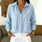 En löst sittande halvknäppt skjorta för damer i fritidsstil