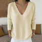 Damstickad tröja med bågformad V-ringning