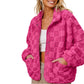 Dammig plyschjacka med rutmönster och tryckknappar