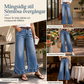 Damjeans med bekväm stretch, vida ben, veckad midja och volangkant