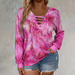 Damtopp med tie-dye-tryck, snörning och V-ringning