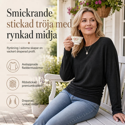 Casuel lös tröja i stickat med rund hals och långa ärmardam, med droppade axlar, fladdermusärmar och rynkdesign i sidorna